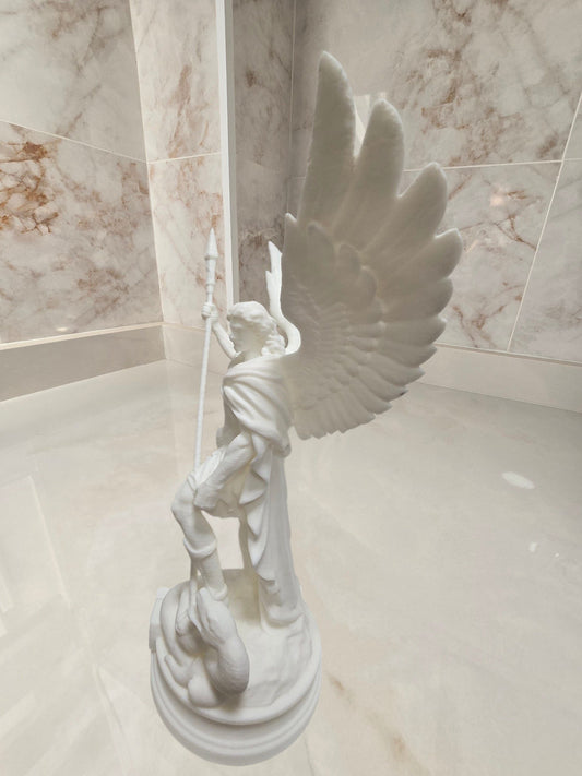 Arcángel San Miguel vs serpiente — Escultura decorativa artesanal | Atenea