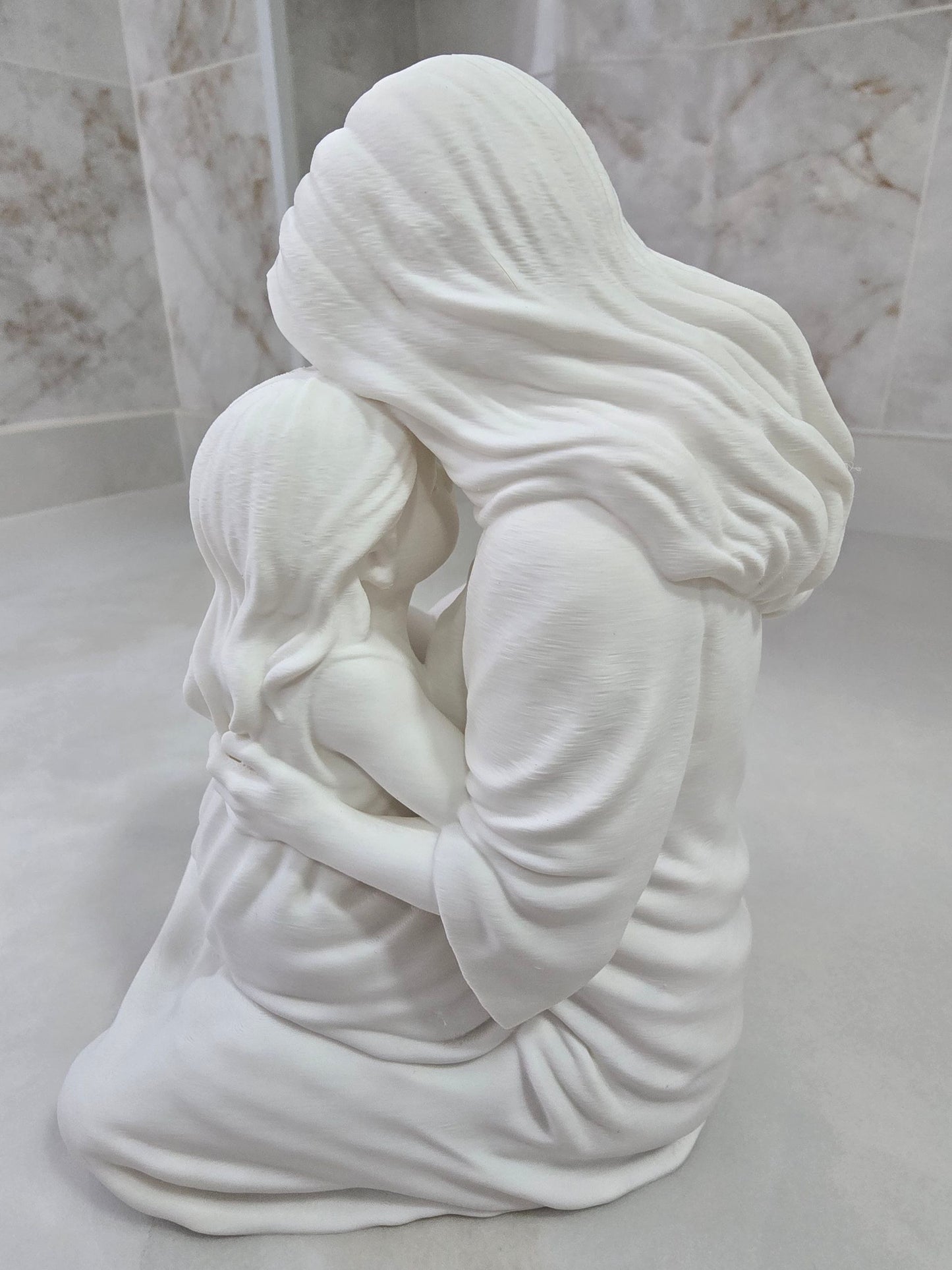 Madre con hija — Escultura decorativa artesanal | Atenea