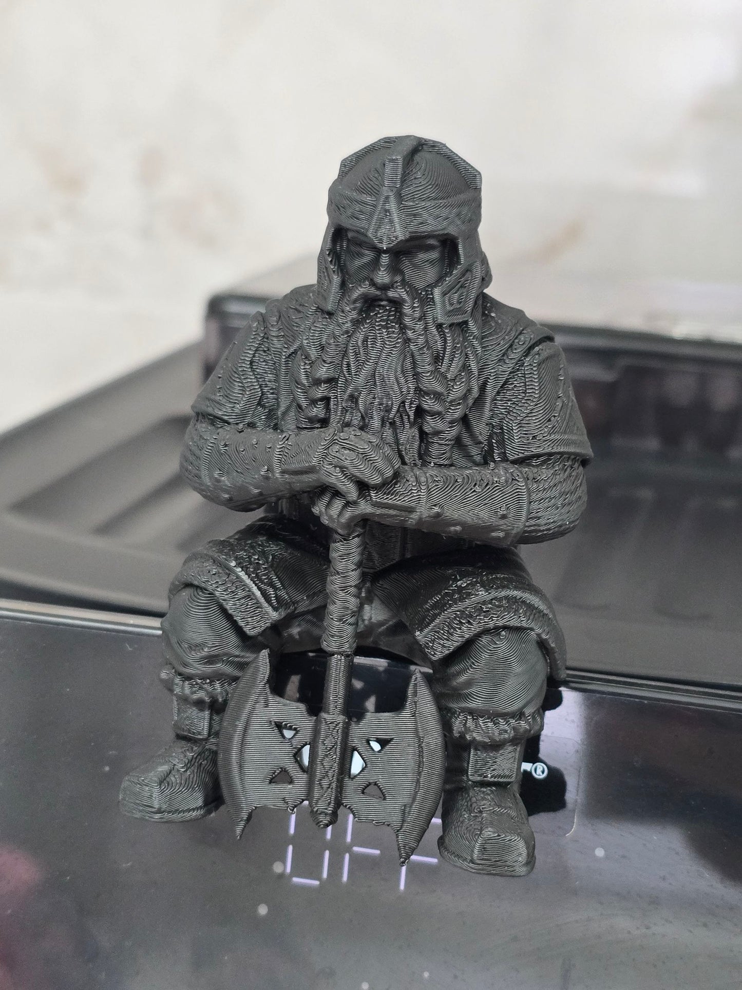Figura de monitor de Gimli, El señor de los anillos — Escultura decorativa artesanal| Atenea