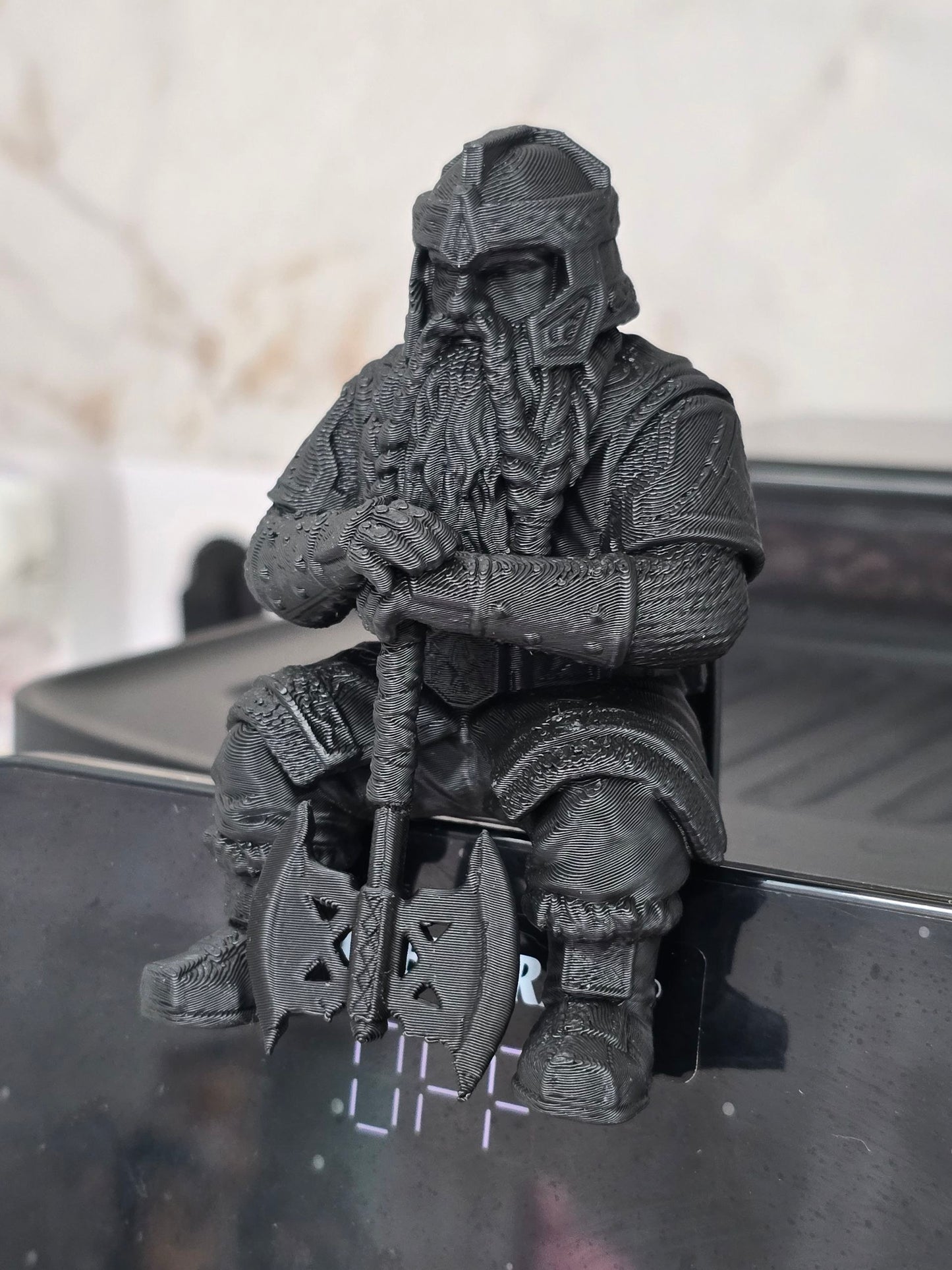 Figura de monitor de Gimli, El señor de los anillos — Escultura decorativa artesanal| Atenea