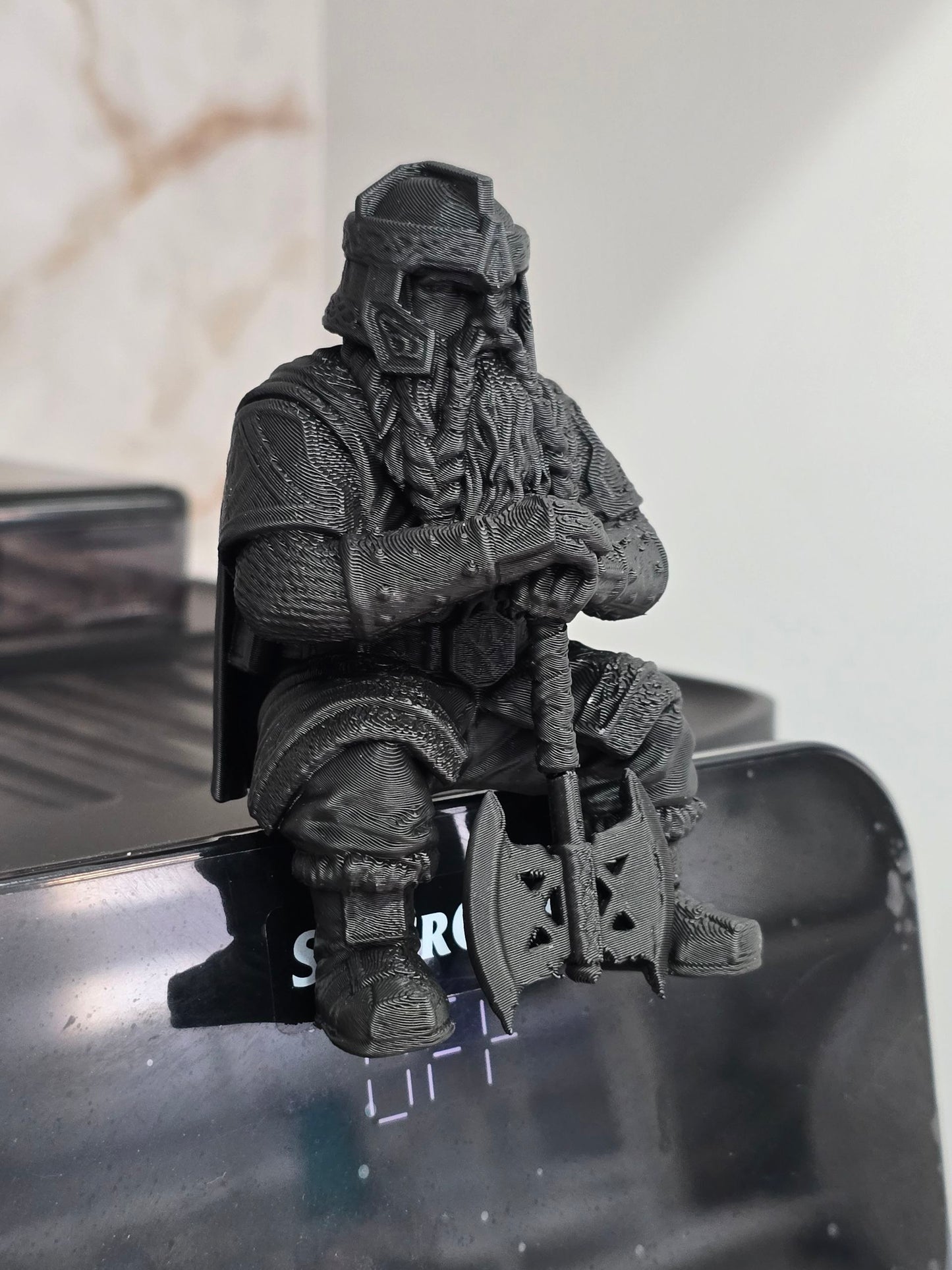 Figura de monitor de Gimli, El señor de los anillos — Escultura decorativa artesanal| Atenea