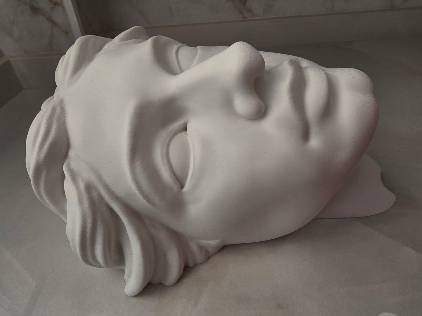 Kore para pared — Escultura decorativa artesanal | Atenea
