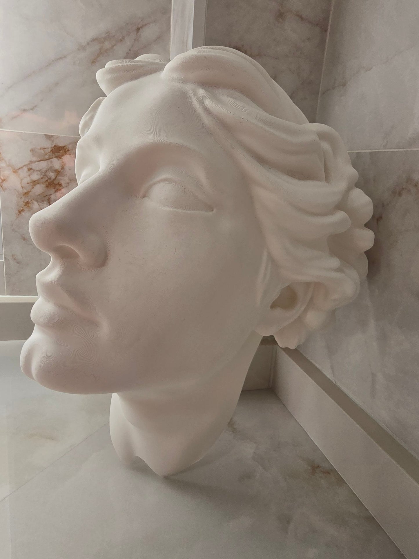 Kore para pared — Escultura decorativa artesanal | Atenea