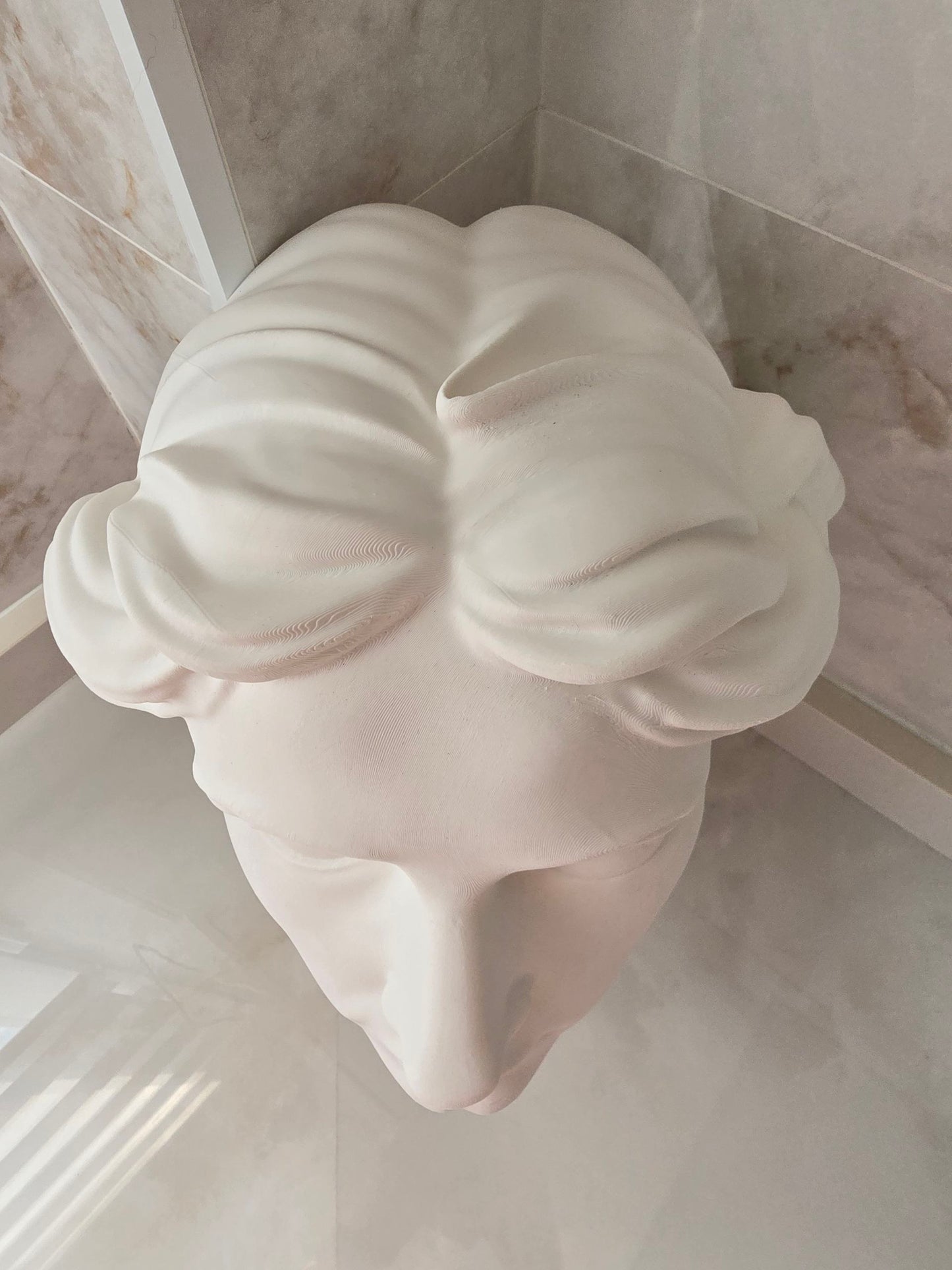 Kore para pared — Escultura decorativa artesanal | Atenea