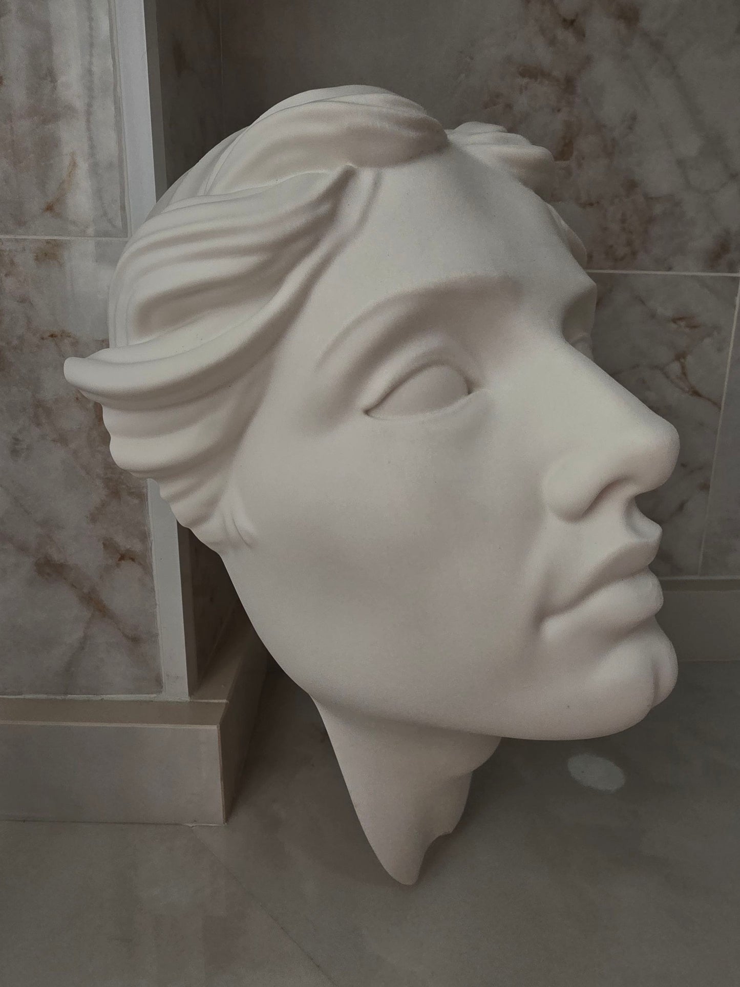 Kore para pared — Escultura decorativa artesanal | Atenea