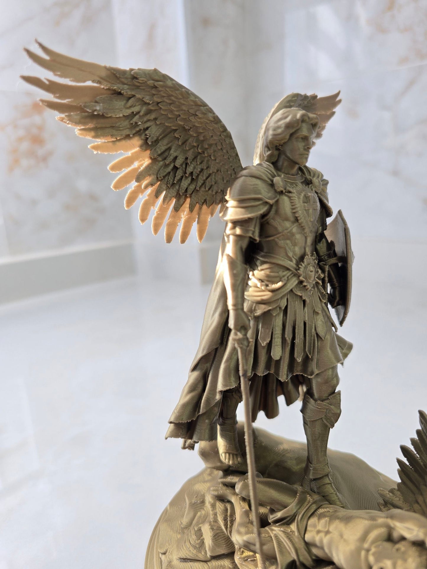 Arcángel San Miguel contra demonio — Escultura decorativa artesanal | Atenea