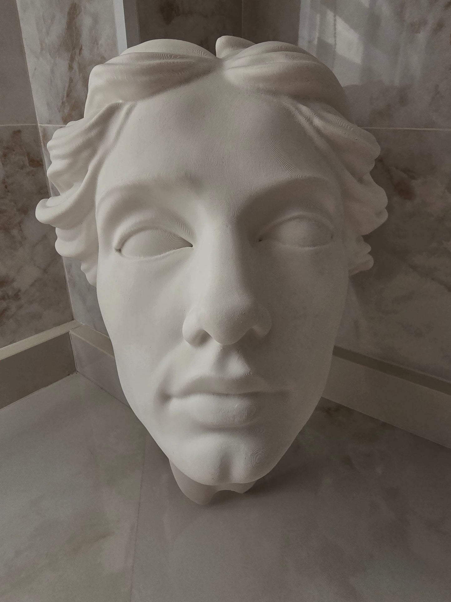 Kore para pared — Escultura decorativa artesanal | Atenea