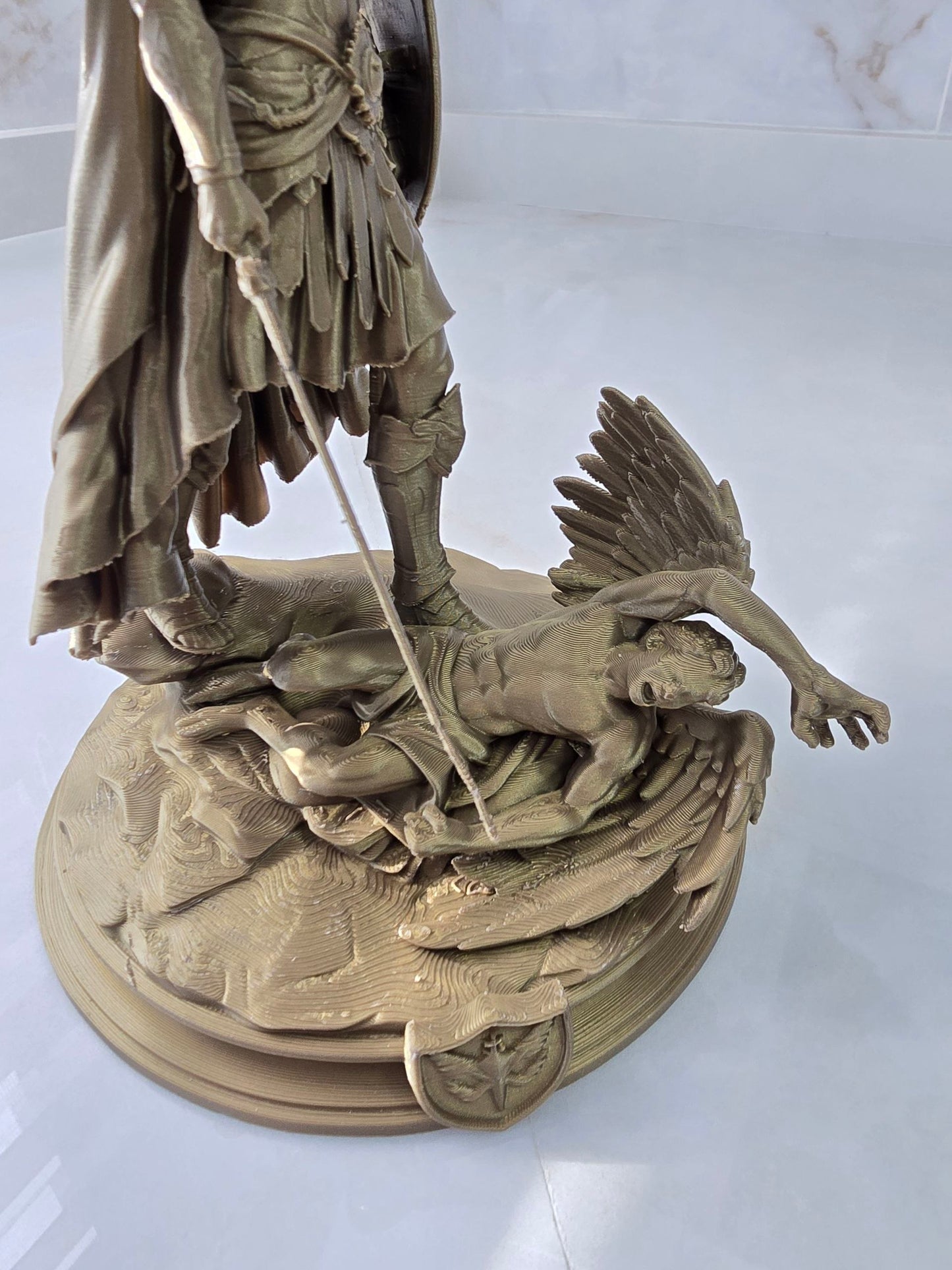 Arcángel San Miguel contra demonio — Escultura decorativa artesanal | Atenea