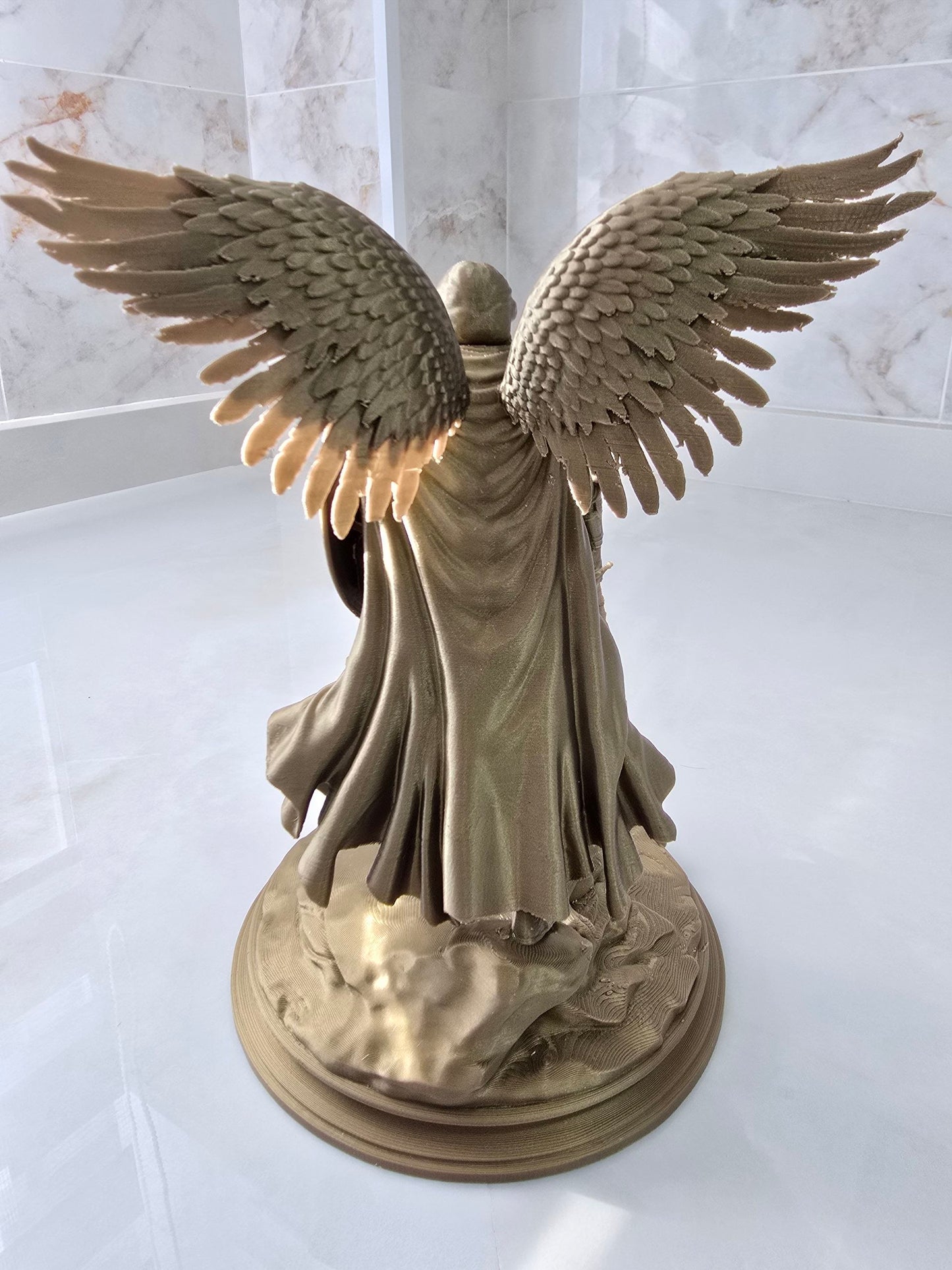 Arcángel San Miguel contra demonio — Escultura decorativa artesanal | Atenea