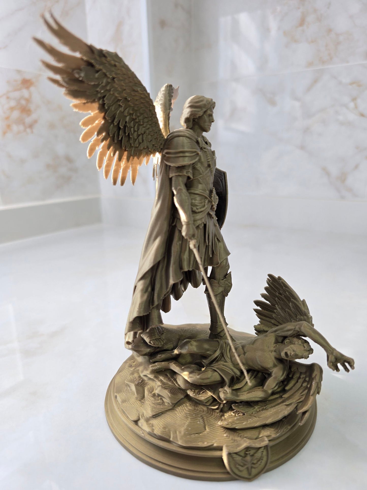 Arcángel San Miguel contra demonio — Escultura decorativa artesanal | Atenea