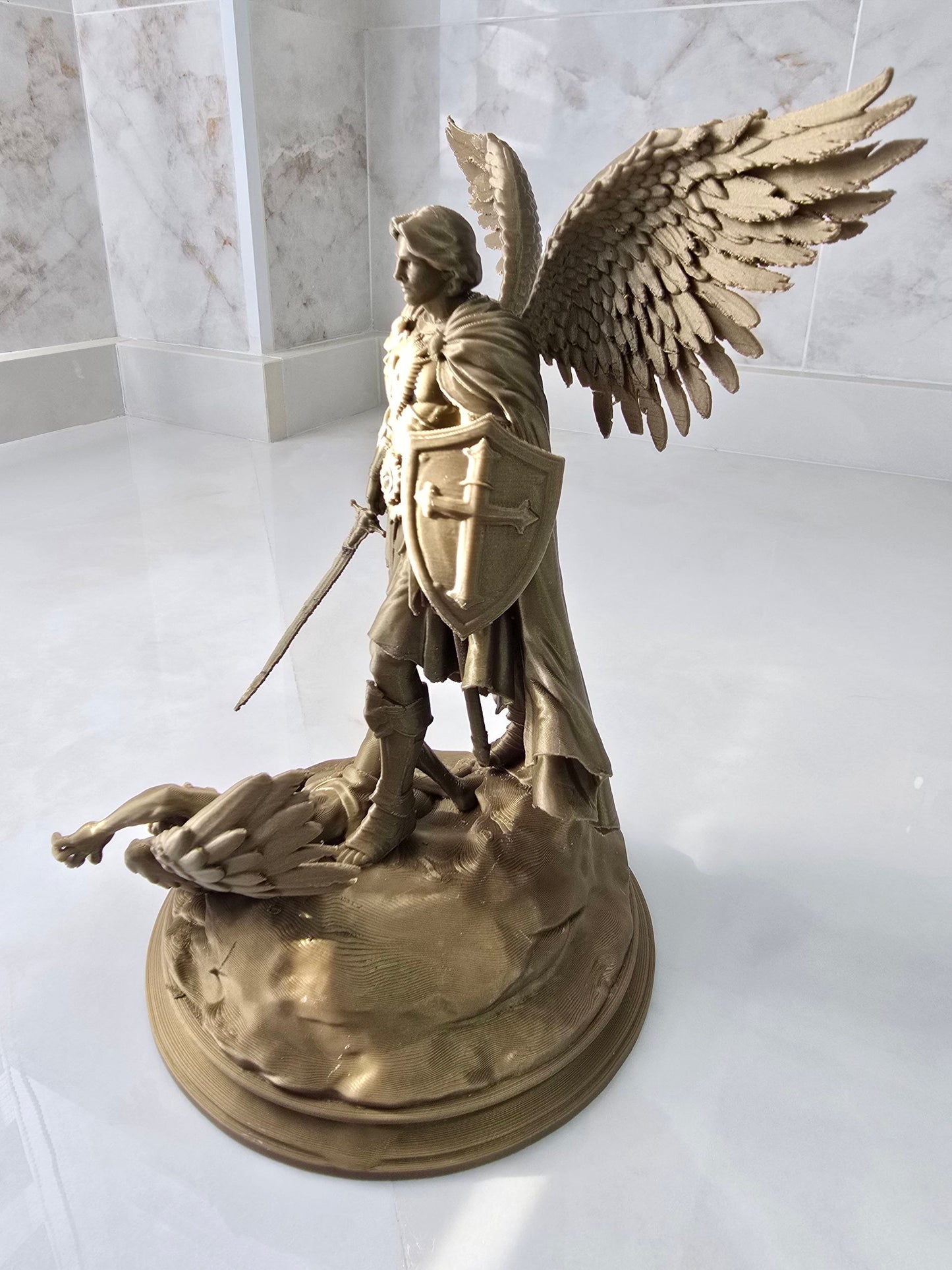 Arcángel San Miguel contra demonio — Escultura decorativa artesanal | Atenea