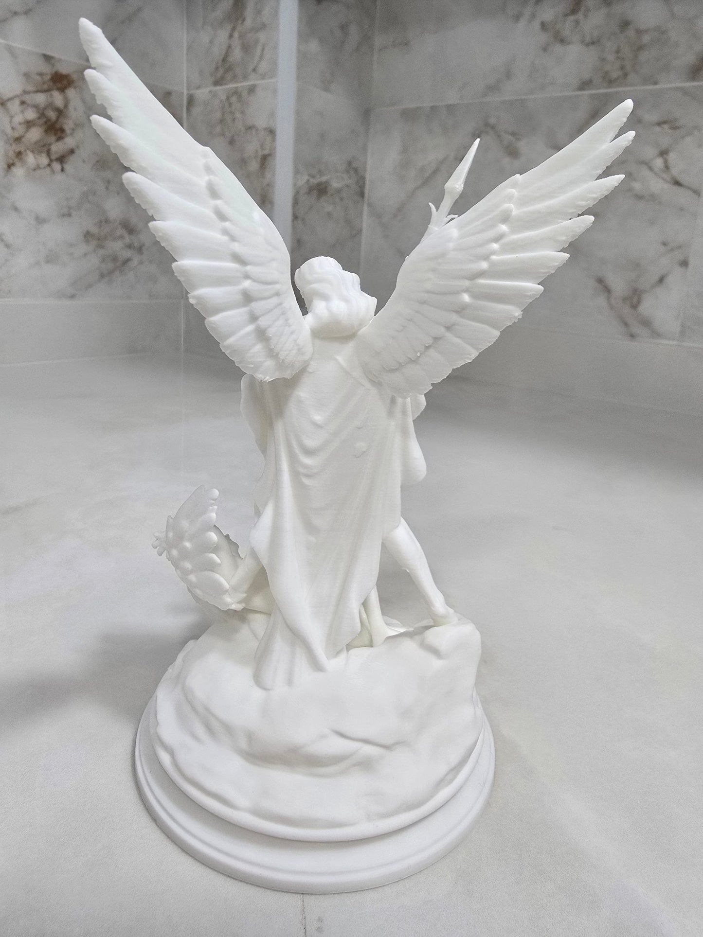 Arcángel San Miguel vs demonio — Escultura decorativa artesanal | Atenea
