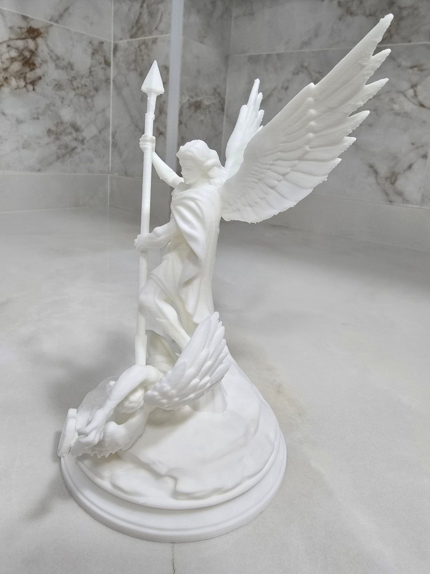 Arcángel San Miguel vs demonio — Escultura decorativa artesanal | Atenea