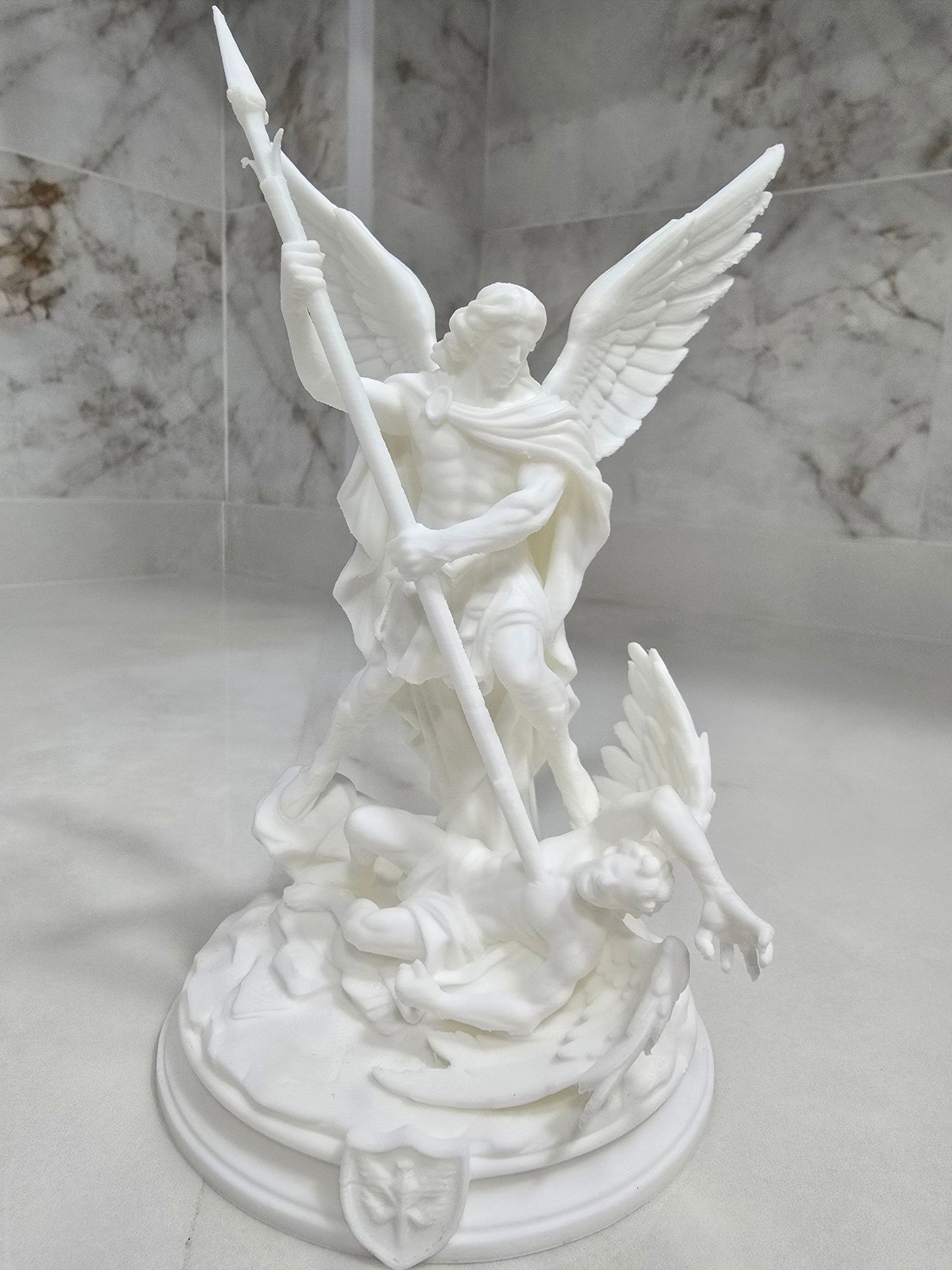Arcángel San Miguel vs demonio — Escultura decorativa artesanal | Atenea