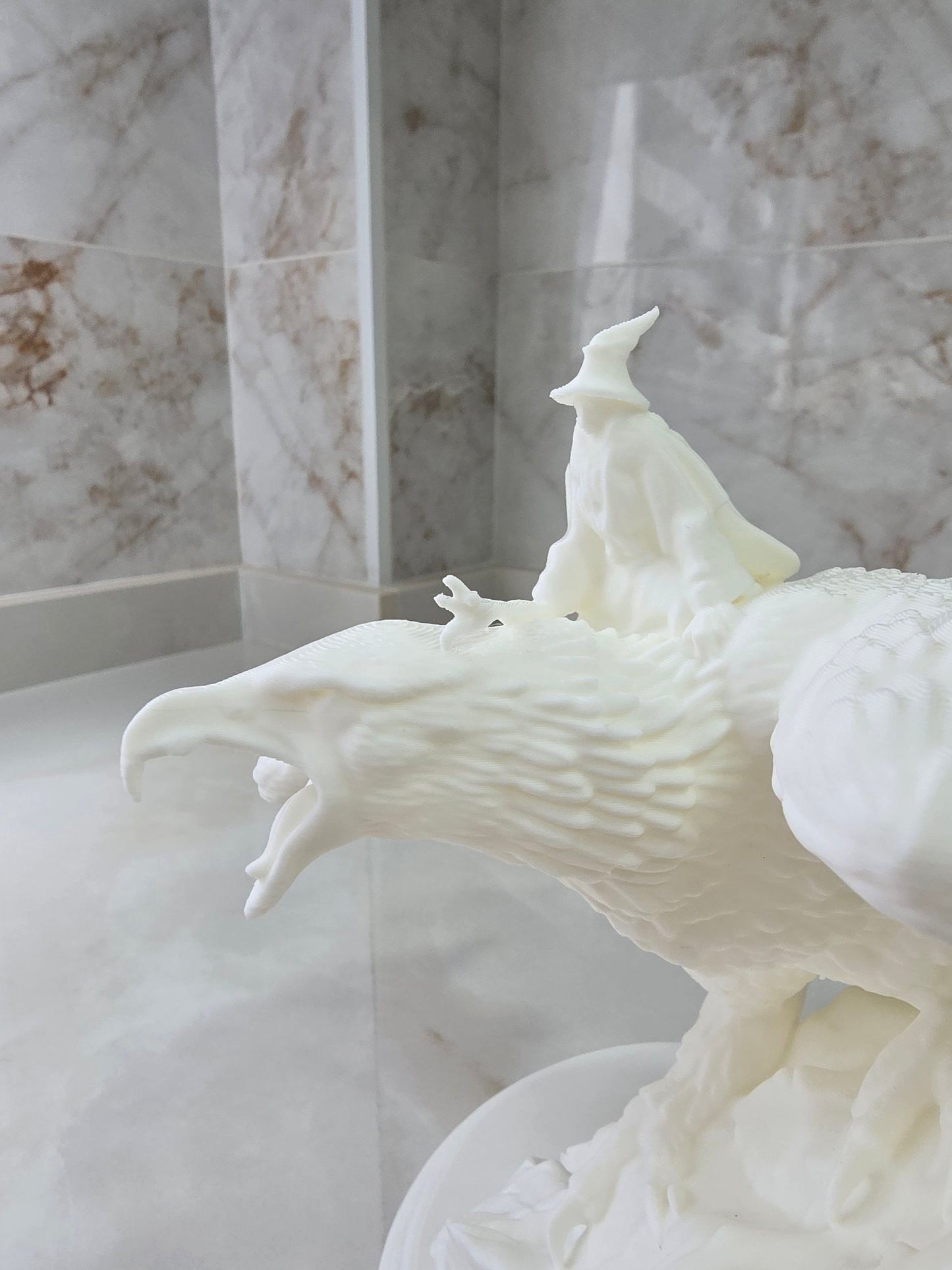 Gandalf sobre Gwaihir, El señor de los anillos — Escultura decorativa artesanal | Atenea