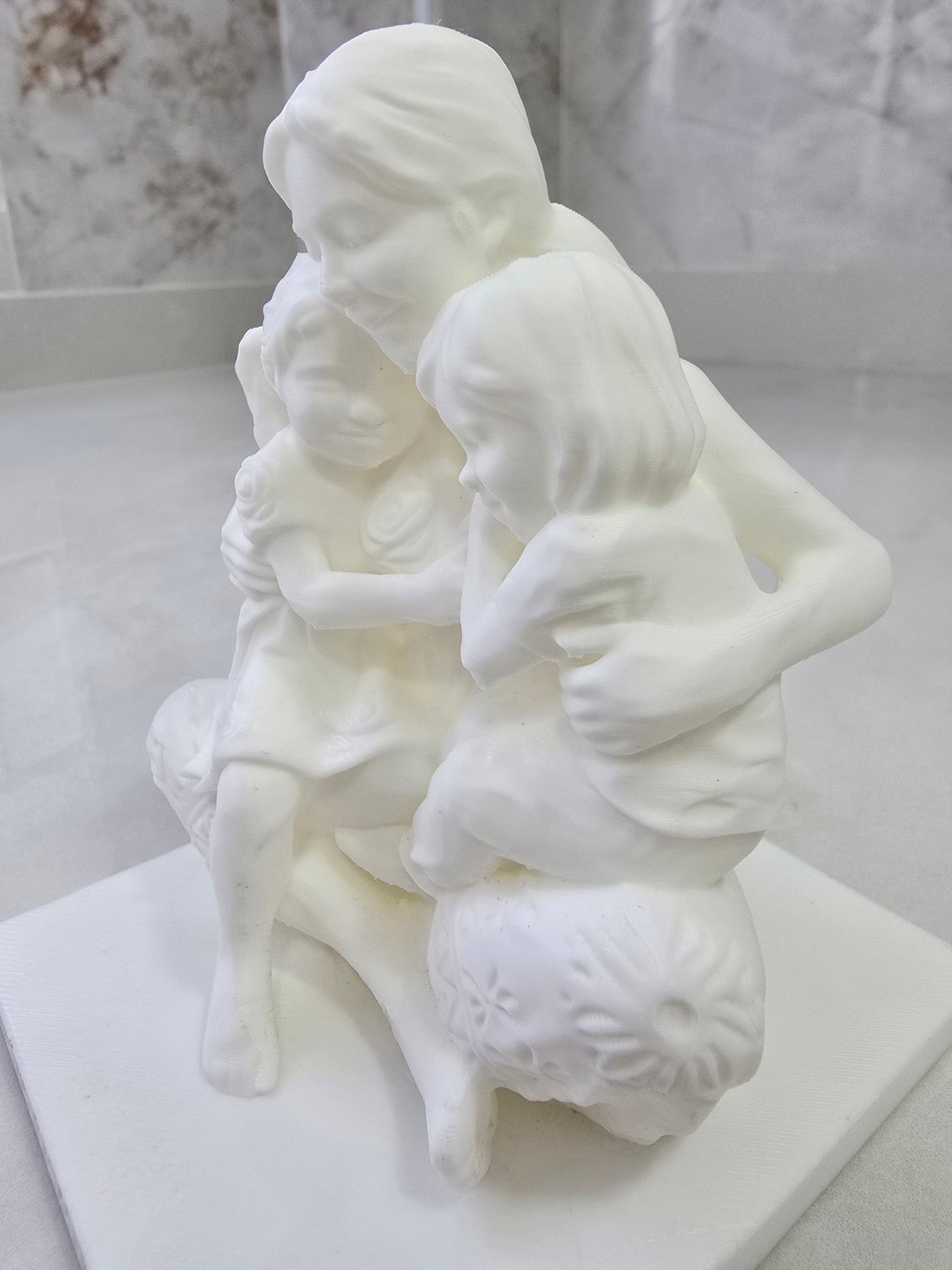 Familia, madre con hijas — Escultura decorativa artesanal | Atenea