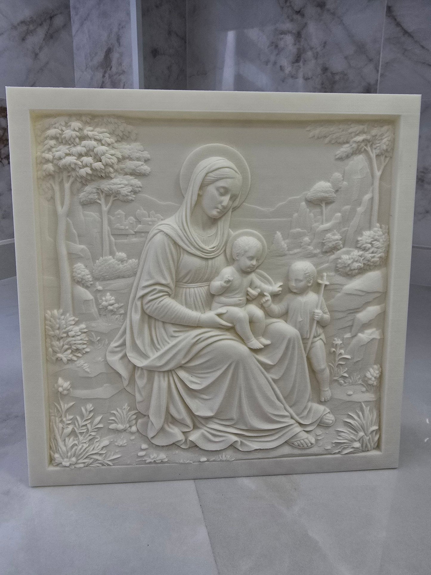 Relieve Virgen María con niño — Escultura decorativa artesanal | Atenea