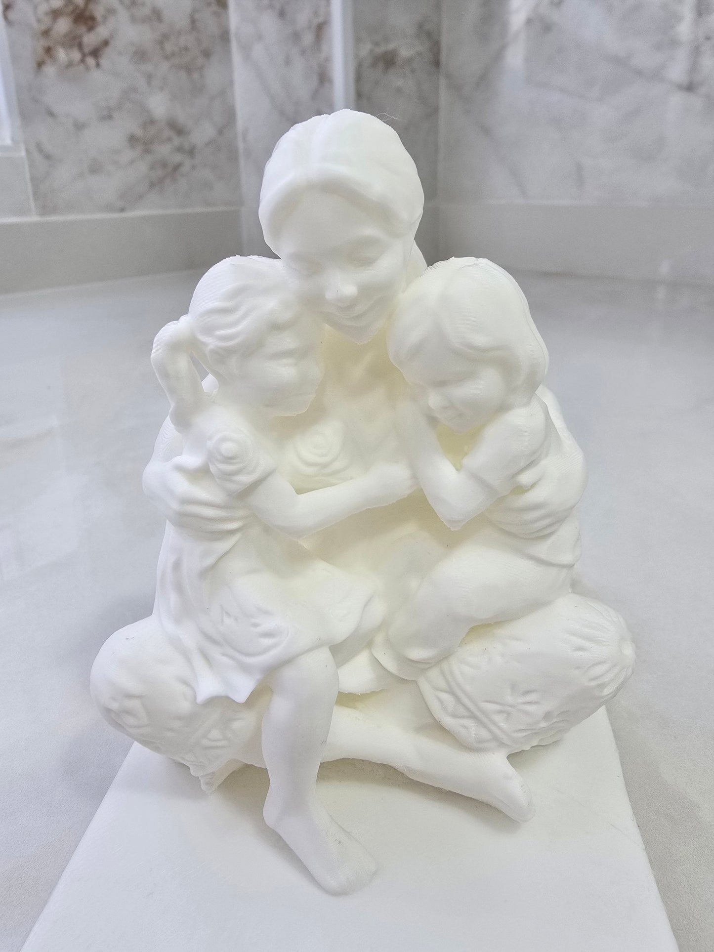Familia, madre con hijas — Escultura decorativa artesanal | Atenea