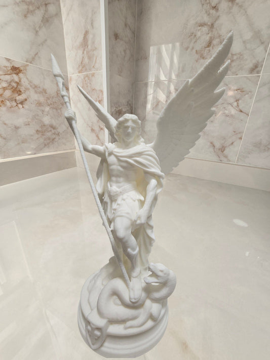 Arcángel San Miguel vs serpiente — Escultura decorativa artesanal | Atenea