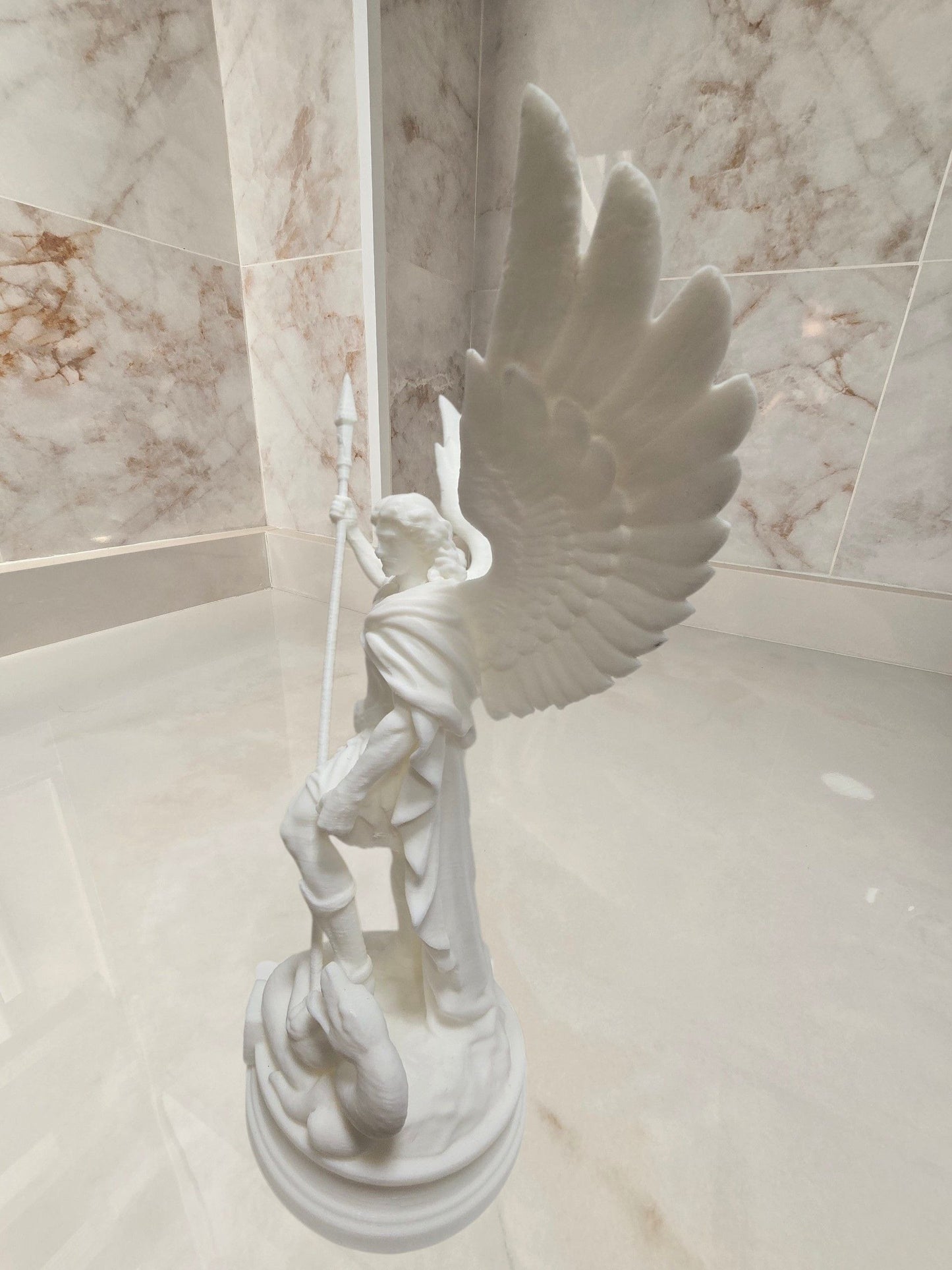Arcángel San Miguel vs serpiente — Escultura decorativa artesanal | Atenea