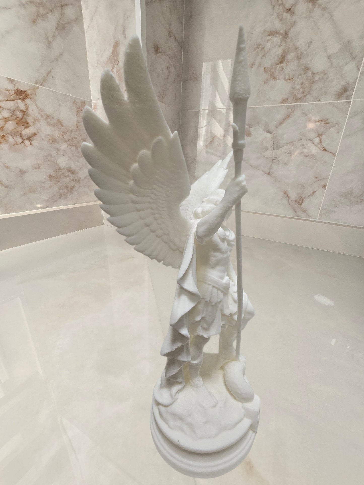 Arcángel San Miguel vs serpiente — Escultura decorativa artesanal | Atenea