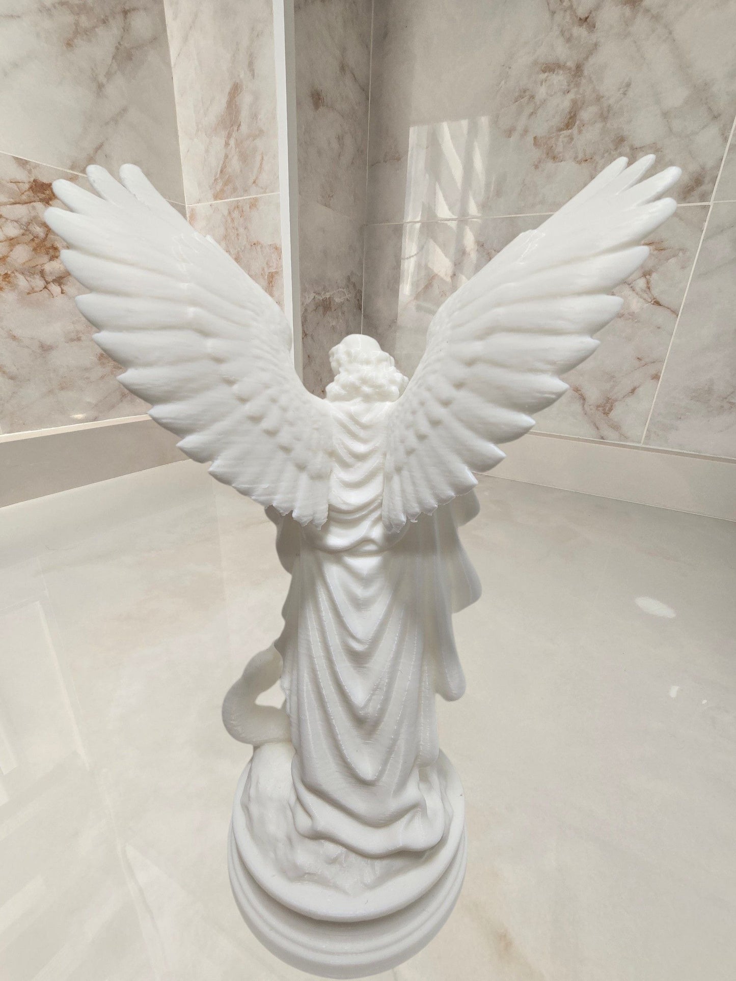 Arcángel San Miguel vs serpiente — Escultura decorativa artesanal | Atenea