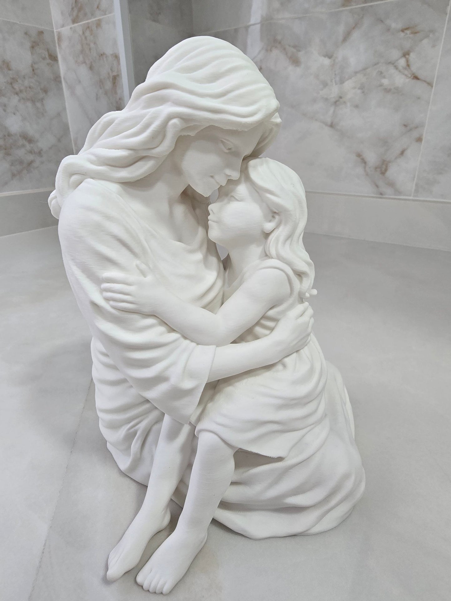 Madre con hija — Escultura decorativa artesanal | Atenea