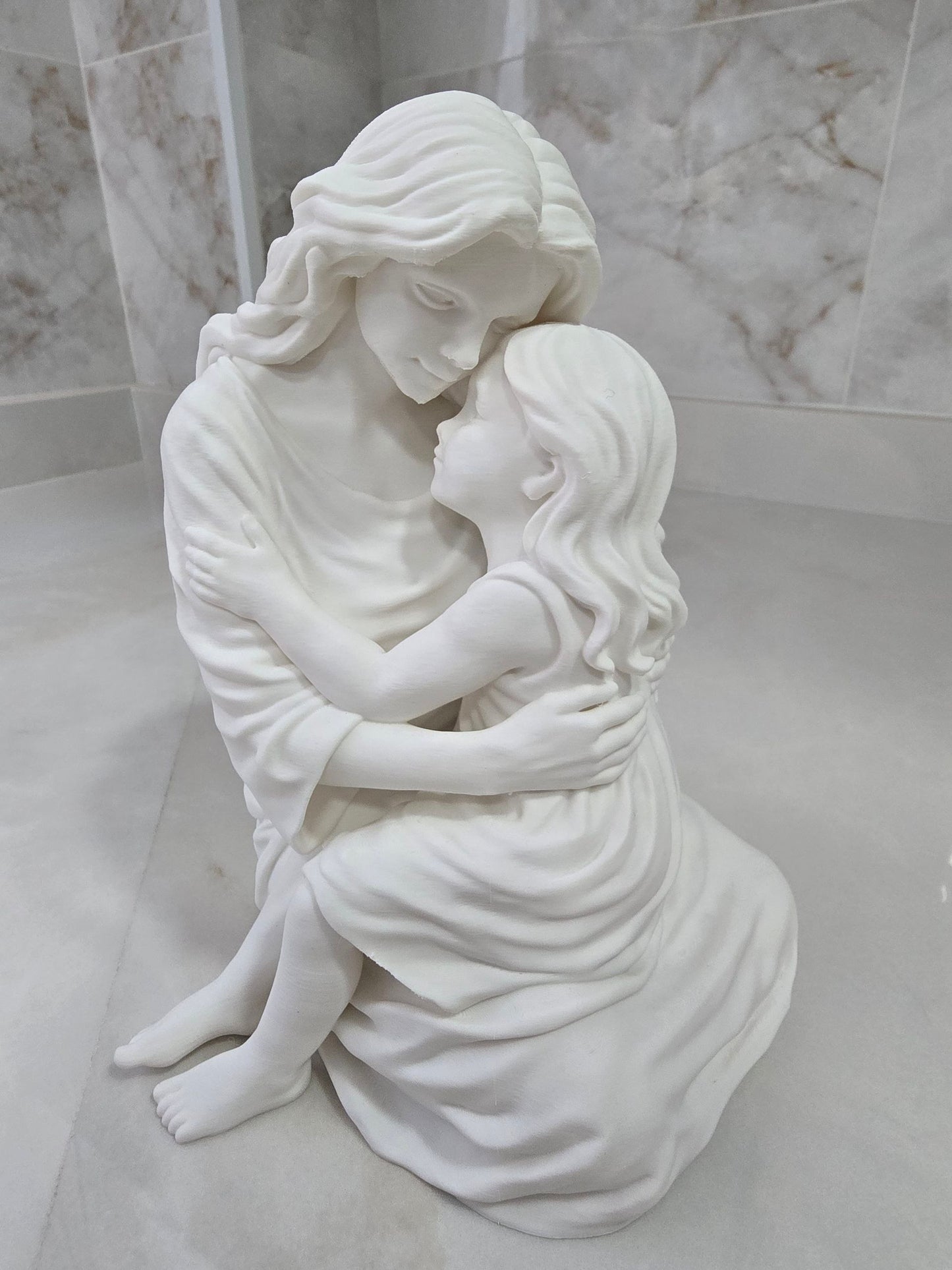 Madre con hija — Escultura decorativa artesanal | Atenea