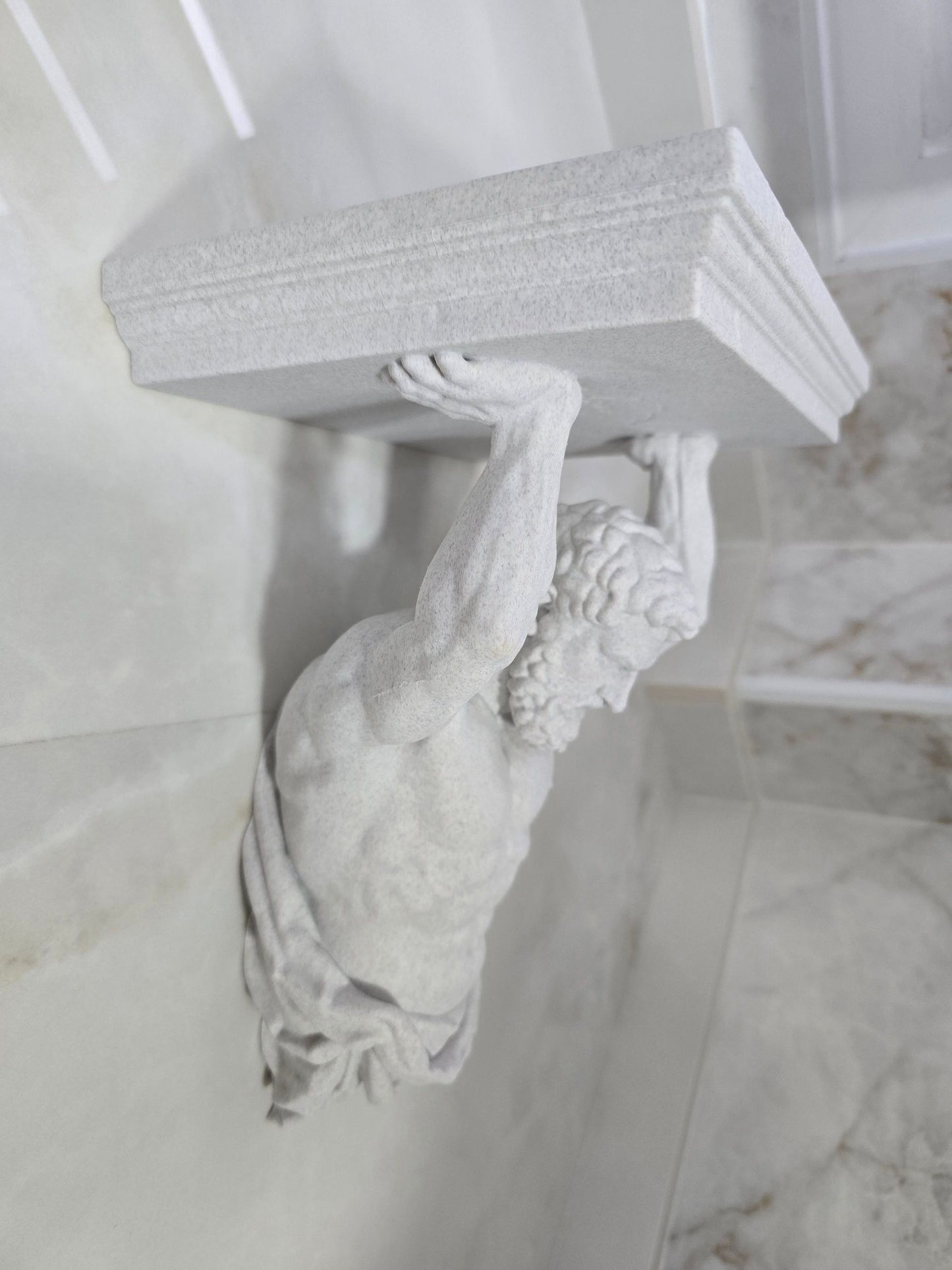 Estante de Atlas — Escultura decorativa artesanal | Atenea
