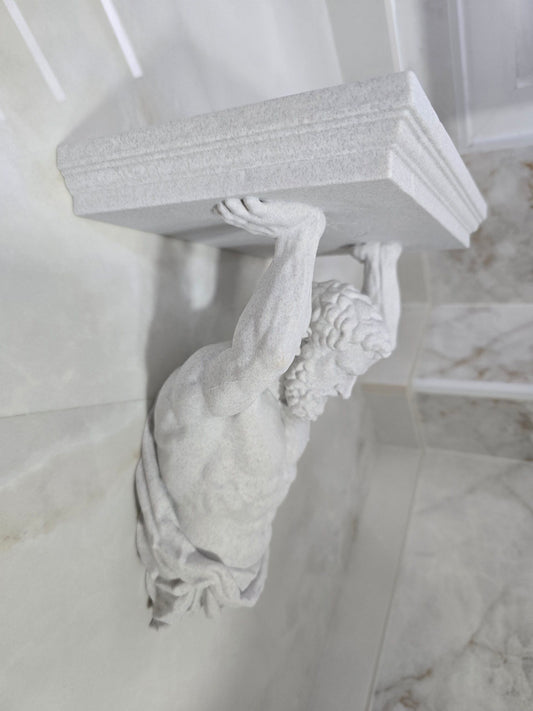 Estante de Atlas — Escultura decorativa artesanal | Atenea