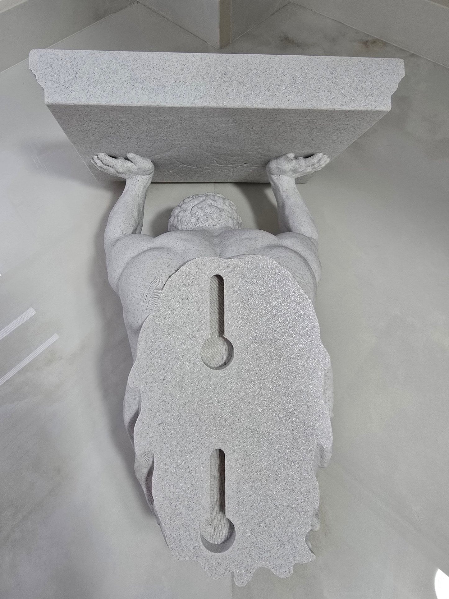 Estante de Atlas — Escultura decorativa artesanal | Atenea