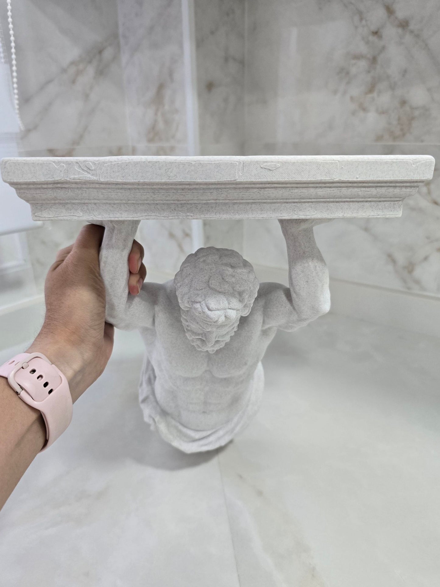 Estante de Atlas — Escultura decorativa artesanal | Atenea