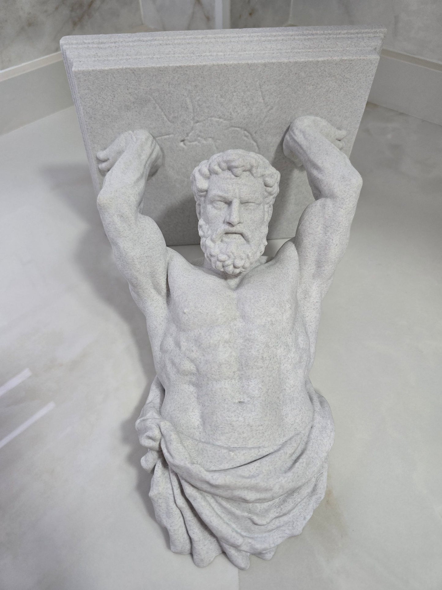 Estante de Atlas — Escultura decorativa artesanal | Atenea